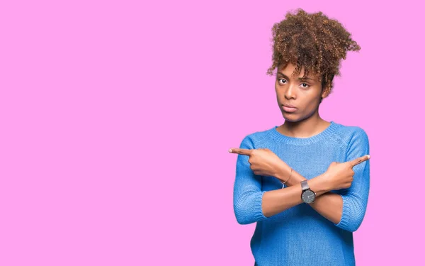 Mooie Jonge Afro Amerikaanse Vrouw Geïsoleerde Achtergrond Pointing Aan Beide — Stockfoto