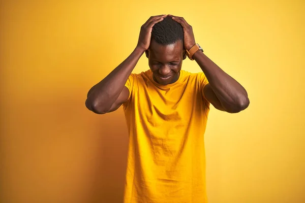 두통이 절실하고 통증과 편두통 때문에 스트레스로 노란색 캐주얼 티셔츠를 아프리카 — 스톡 사진