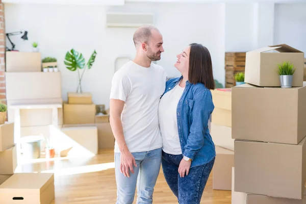 Young Couple Together Smiling Happy Moving New House — Stock Photo, Image