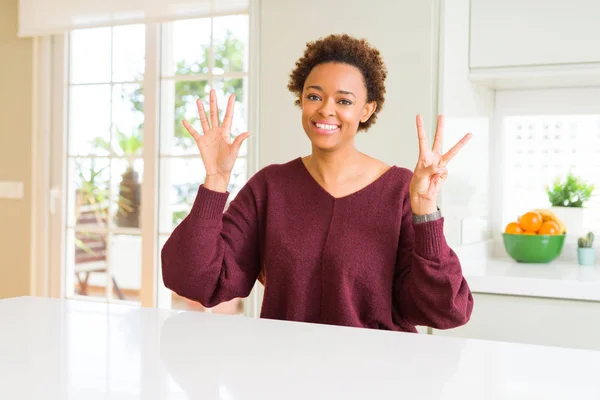 Jovem Mulher Americana Africana Bonita Casa Mostrando Apontando Para Cima — Fotografia de Stock