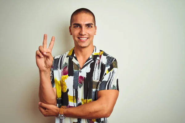 Mladý Pohledný Muž Nosí Letní Košili Bílém Izolovaném Pozadí Usměje — Stock fotografie