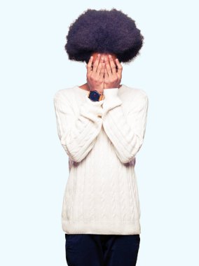 Afrikalı-Amerikalı genç afro saçlı gözlüklü yüz eller ile ağlayarak süre kapsayan üzgün ifade ile. Depresyon kavramı.