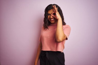 Genç güzel transseksüel transeksüel zarif kadın üzerinde izole pembe arka plan yapma ok jest ile el gülümseyen, göz görünümlü parmaklar ile mutlu yüz.