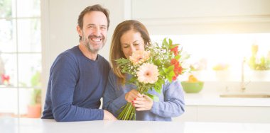 Çiçek evde aşık holding romantik orta yaş kaç