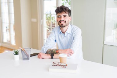 Yakışıklı genç iş adamı gülümseyen neşeli kamera ile 