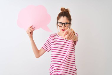 İzole beyaz arka plan üzerinde bulut konuşma balonu tutan gözlük takan kızıl saçlı kadın kameraya parmakla işaret ve size, el işareti, önden olumlu ve kendinden emin jest