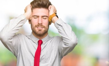 Genç yakışıklı iş adam çünkü umutsuz ve stresli baş ağrısı acı acı ve migren. Ellerini kafasına.