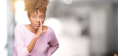 Güzel genç Afro-Amerikan kadın gözlük izole arka plan üzerinde gizli söylenti söylüyor dudaklarından el kötü amaçlı fısıldayan konuşma konuşmak
