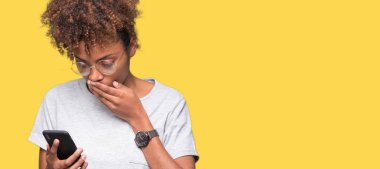 Sessizlik, gizli kavram Smartphone için hata, korku, ifade izole arka kapak ağız utanç ile şok el ile üzerinden kullanan genç Afro-Amerikan kadın korkuttu