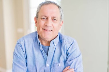 Çapraz silahlarla emin gülümseyen yakışıklı komuta sizde