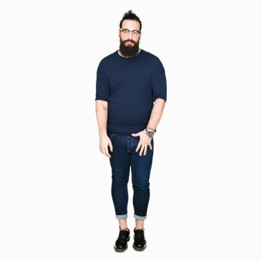 Uzun saç ve sakal gözlüklü genç hipster adamla depresif ve kızgın ve korkmuş ağlıyor sıkıntı için endişeleniyorum. Üzgün ifade.