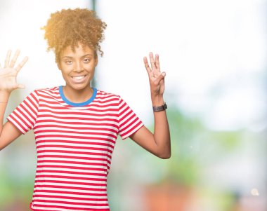 Güzel genç Afro-Amerikan kadın gösterilen ve parmakları ile işaret izole arka plan yüzünden kendinden emin ve mutlu gülümseyerek süre 8 numaralı.