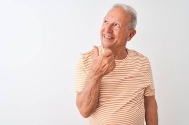 Üst düzey gri saçlı adam izole beyaz arka plan üzerinde duran çizgili t-shirt giyen mutlu yüz görünümlü ve başparmak ile yan işaret gülümseyerek.