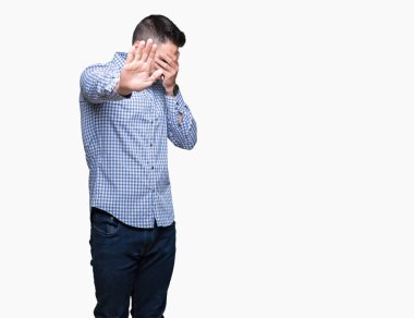 Genç yakışıklı adam izole elleriyle gözlerini kapsayan arka plan ve stop jest ile acı ve korku ifadesi. Utandım ve negatif kavramı.