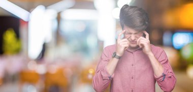 Çünkü genç yakışıklı iş adam arka plan baş baş ağrısı için el ile izole stres. Migren muzdarip.