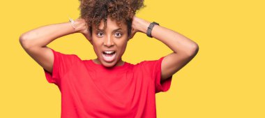 Güzel genç Afro-Amerikan kadın üzerinde arka plan deli izole ve baş, korkuyor ve açık ağzı ile şok sürpriz elleriyle korkuttu