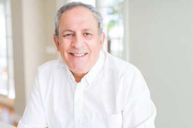 Emin gülümseyen yakışıklı komuta sizde