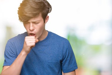 Duygu iyi ve soğuk veya bronşit için semptom olarak öksürük izole arka plan üzerinde mavi t-shirt giyen genç yakışıklı adam. Sağlık kavramı.