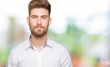 Genç yakışıklı iş adamı birlikte elleri ve çapraz rahat ve neşeli gülümseyen parmak. Başarı ve iyimser