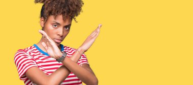 Güzel genç Afro-Amerikan kadın yüzünden izole arka plan ret ifade geçiş silah eksi işareti, kızgın surat yapıyor