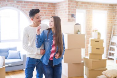 Genç Asya çift tutan Keys bu yeni ev, gülümseyen mutlu ve heyecanlı Moving için bir yeni daire