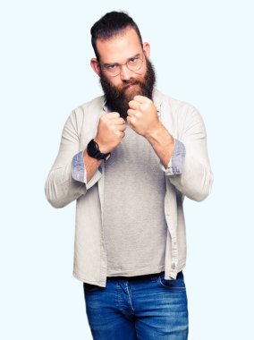 Genç sarışın adam gözlük yumruk savunma hareketi, kızgın ve üzgün yüz, sorunu korkuyor ile savaşmaya hazır