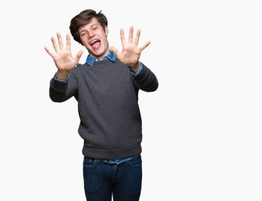 Genç yakışıklı zarif adam gösterilen ve parmakları ile işaret izole arka plan üzerinde kendinden emin ve mutlu gülümseyerek süre on numara.