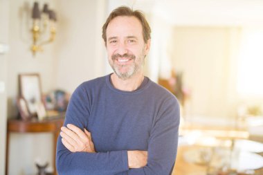 Ev mutlu yüz ile gülümseyen yakışıklı orta yaş adama silah kameraya bakarak geçti. Olumlu bir kişi.