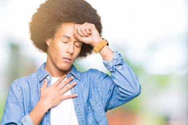 Afro saçlı Genç Afrikalı Amerikalı adam hastalık ve ateş, grip ve soğuk için alnına dokunmadan, virüs hasta