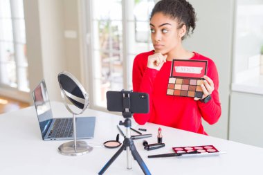 Soru, çok karışık fikir hakkında öğretici ciddi yüz düşünme genç Afro-Amerikan etki unsuru kadın kayıt makyaj