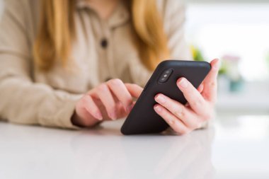 Akıllı telefon kullanan kadına yakınlaş.