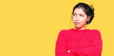 Kırmızı kazak ve yan kolları ile seyir gülümseyen topuz giyen genç güzel kadın ikna ve kendine güvenen geçti