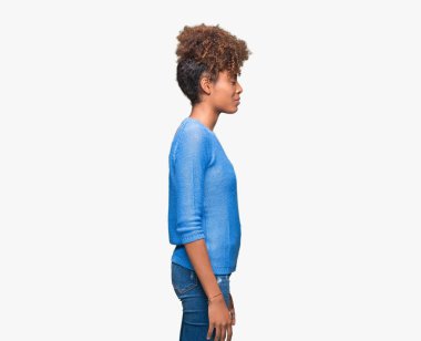 İzole arka tarafına, arıyorum güzel genç Afro-Amerikan kadın dinlenmek doğal yüz emin gülümseme ile pozuyla profili.