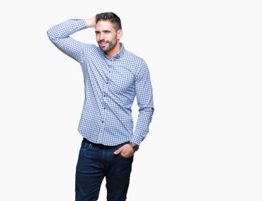 Yakışıklı delikanlı el jest yukarıya ile kendine güvenen dokunaklı saç gülümseyerek, çekici poz izole arka plan üzerinde