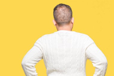 Orta yaş Arap adam gözlüklü izole arka plan ayakta geriye doğru uzakta silah ile vücut üzerinde seyir üzerinde