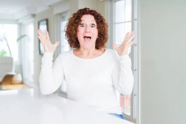 Mujer Mayor Hermosa Vistiendo Suéter Blanco Celebrando Loco Sorprendido Por — Foto de Stock