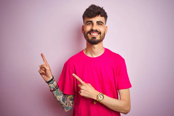 Jovem Com Tatuagem Vestindo Camiseta Sobre Fundo Rosa Isolado Sorrindo — Fotografia de Stock