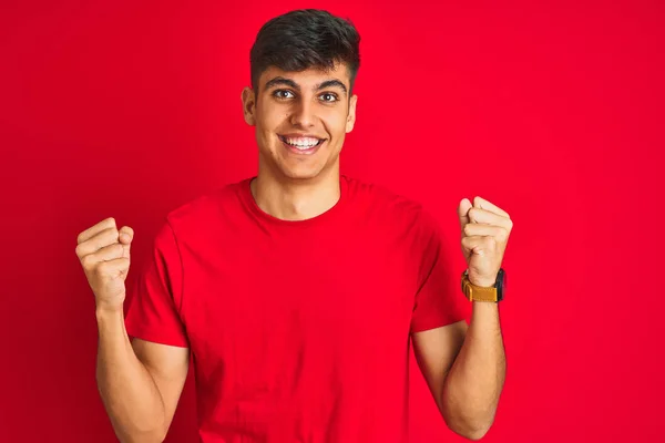 Mladý Indiánský Muž Který Nosí Tričko Stojící Nad Izolovaným Červeným — Stock fotografie