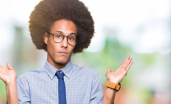Fiatal Afro Amerikai Üzleti Ember Visel Szemüveget Tudatlan Zavaros Kifejezés — Stock Fotó