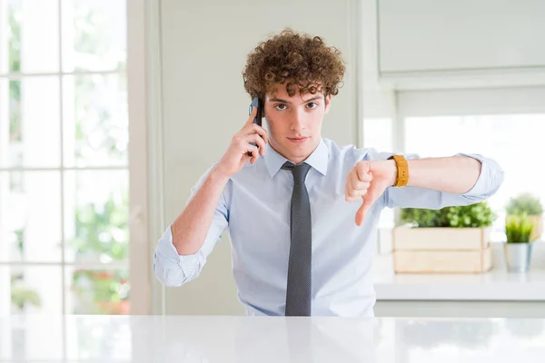 Junger Geschäftsmann Büro Smartphone Gespräch Mit Wütendem Gesicht Negatives Zeichen — Stockfoto