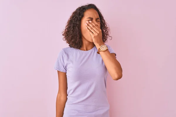 Mujer Brasileña Joven Con Camiseta Pie Sobre Fondo Rosa Aislado — Foto de Stock