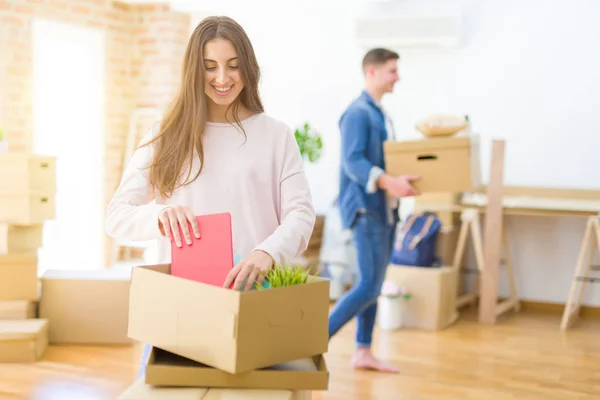 Belo Jovem Casal Mudando Para Uma Nova Casa Novo Apartamento — Fotografia de Stock