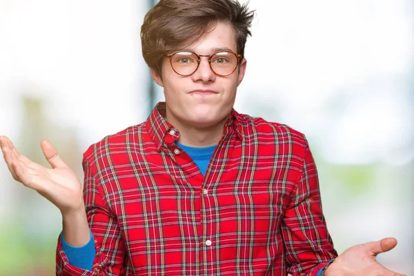 Homem Bonito Jovem Usando Óculos Sobre Fundo Isolado Expressão Indolente — Fotografia de Stock