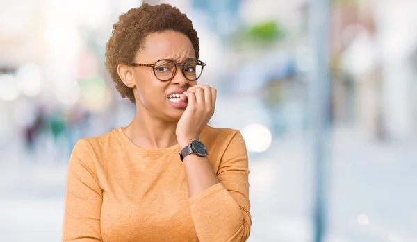 Jeune Belle Femme Afro Américaine Portant Des Lunettes Sur Fond — Photo