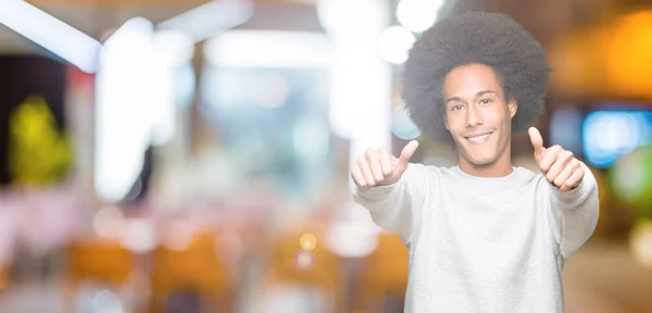 스포티 운동복을 아프로 머리를 아프리카계 미국인 남자는 성공을 손으로 긍정적인 — 스톡 사진