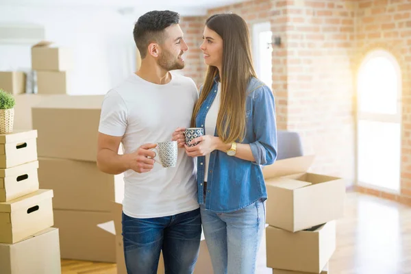 Belo Casal Mudando Para Uma Nova Casa Sorrindo Alegre Beber — Fotografia de Stock