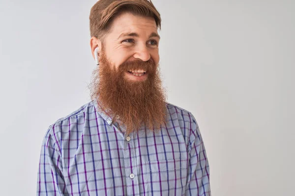 Hombre Irlandés Pelirrojo Escuchando Música Usando Auriculares Inalámbricos Sobre Fondo — Foto de Stock