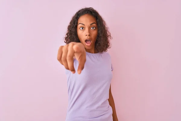 Jonge Braziliaanse Vrouw Draagt Shirt Staande Geïsoleerde Roze Achtergrond Wijst — Stockfoto