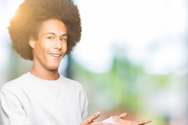 Mladý Americký Muž Afro Vlasy Nosí Sportovní Mikina Ukazující Boku — Stock fotografie