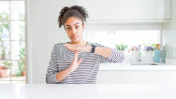 Schöne Afrikanisch Amerikanische Frau Mit Afro Haaren Trägt Lässig Gestreiften — Stockfoto